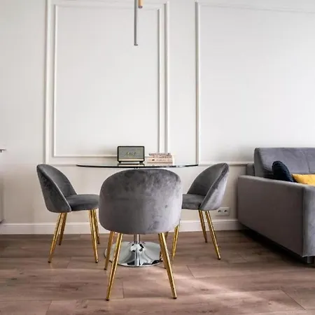 Urban Chic - Stylish And Cozy - Mennica *