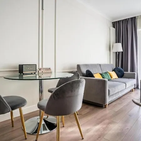 Urban Chic - Stylish And Cozy - Mennica