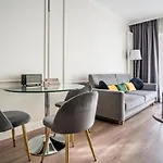 Urban Chic - Stylish And Cozy - Mennica