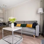 Urban Chic - Stylish And Cozy - Mennica